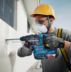 Bosch GSR 18V-45 + GBH18V- Kit Martelo + Aparafusadora + Set 45 Acessórios