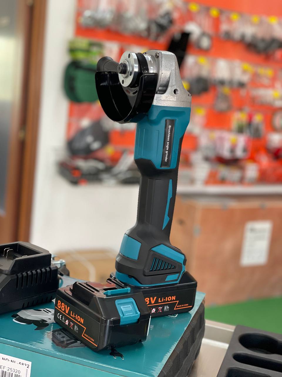 Rebarbadora 115mm BRUSHLESS 2x baterias - Garantia de 3 Anos  na Tools Portugal - Apenas 77.90€! Compra agora na Tools Portugal