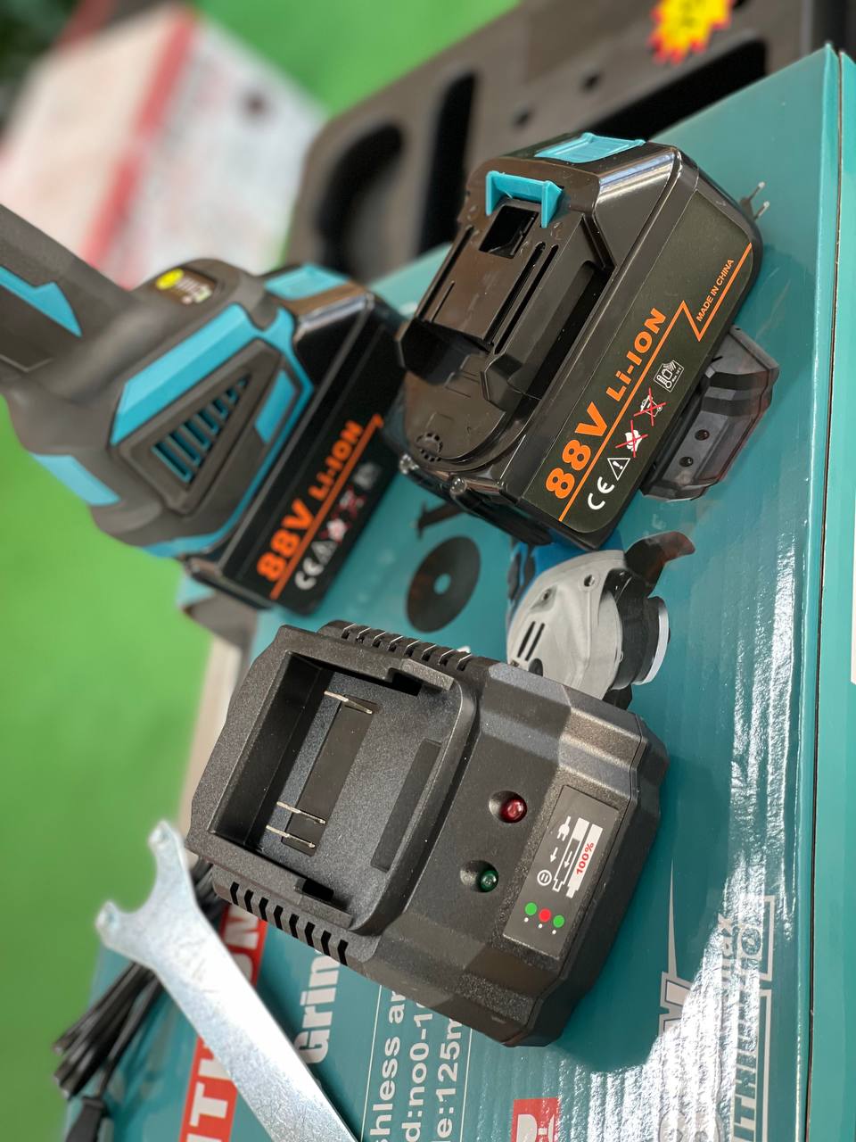 Rebarbadora 115mm BRUSHLESS 2x baterias - Garantia de 3 Anos  na Tools Portugal - Apenas 77.90€! Compra agora na Tools Portugal